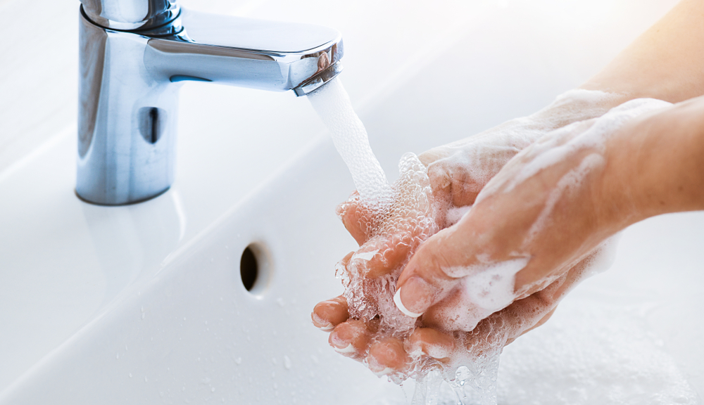 การล้างมือด้วยสบู่เหลวล้างมือ VS สบู่ก้อนล้างมือ แบบไหนดีกว่ากัน