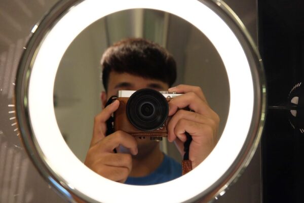 ถ่ายรูปหน้ากระจกแบบไม่เห็นหน้า ไอเดียถ่ายเอาคอนเทนต์เรียกยอดไลก์