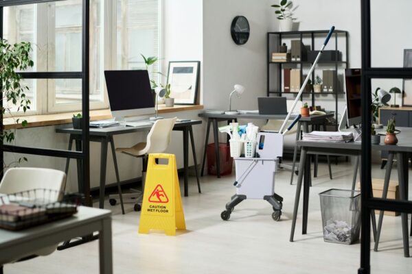 อุปกรณ์และผลิตภัณฑ์ทำความสะอาดสำหรับ Big Cleaning Day พร้อมสำหรับใช้งานในองค์กร